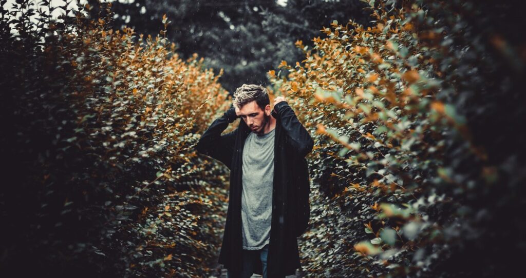 men's gray crew-neck shirt