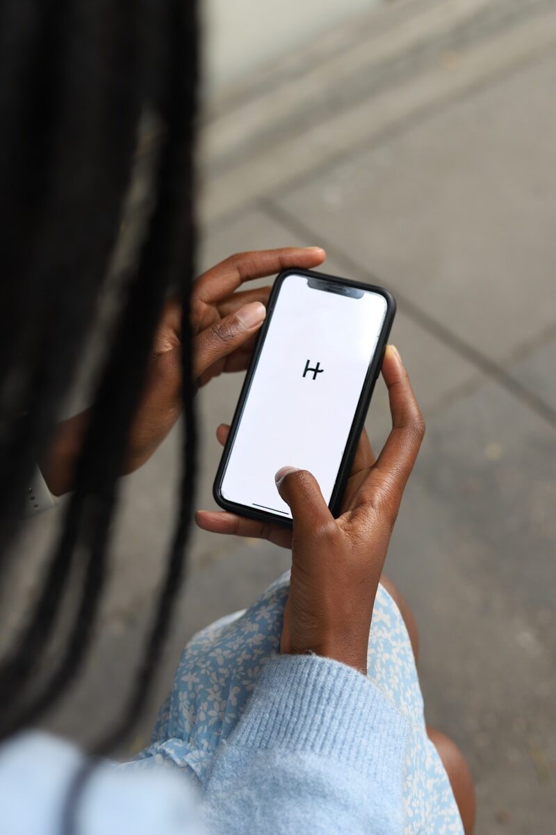 Best First Message on Hinge (With Copy-Paste Examples)