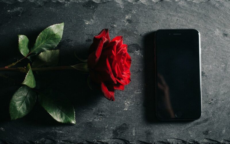 Hinge Standouts and Roses: How They Work and When to Send One